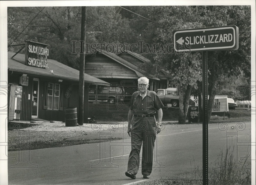 Press Photo William &quot;Uncle Bill&quot; McDaniel walking in Slicklizzard, Alabama - Historic Images