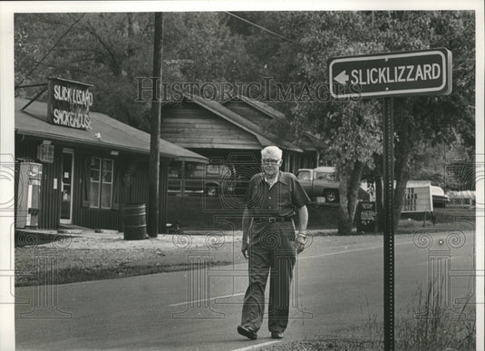 Press Photo William "Uncle Bill" McDaniel walking in Slicklizzard, Alabama - Historic Images