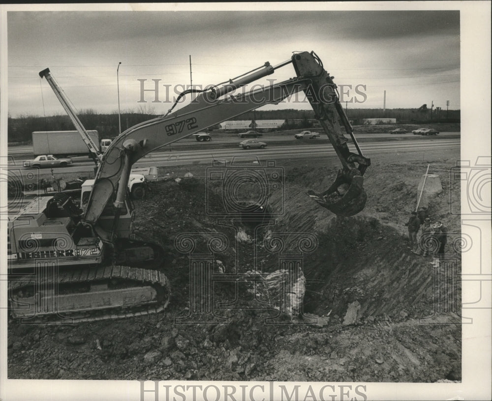 1988 Press Photo Sinkhole work being done at Glenn Middle School, Alabama - Historic Images