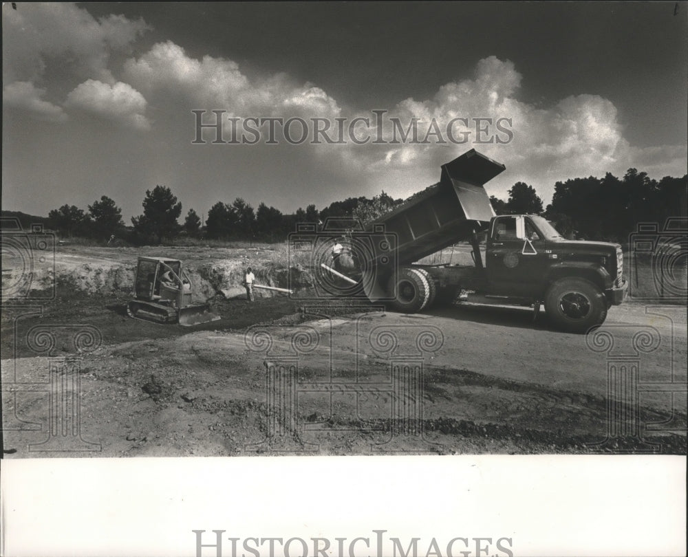 1986 Press Photo sinkhole filled in Meadowview subdivision, Alabaster, Alabama - Historic Images