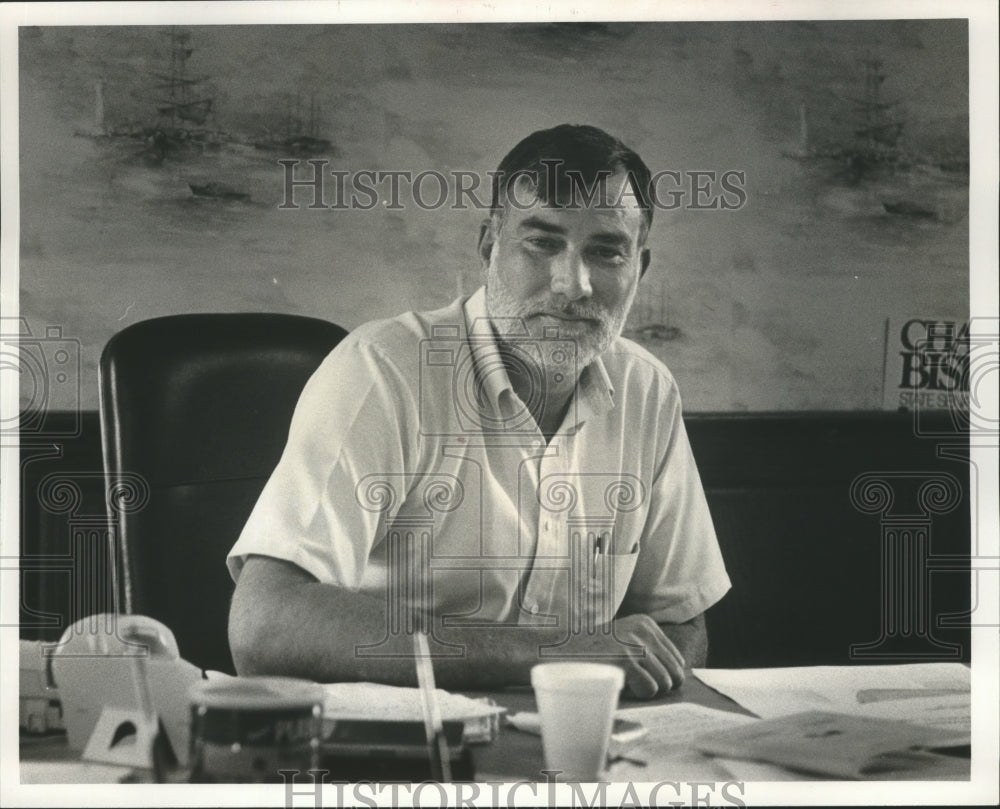 1986 Press Photo George Sides, Dora, Alabama Mayor sitting at his desk - Historic Images