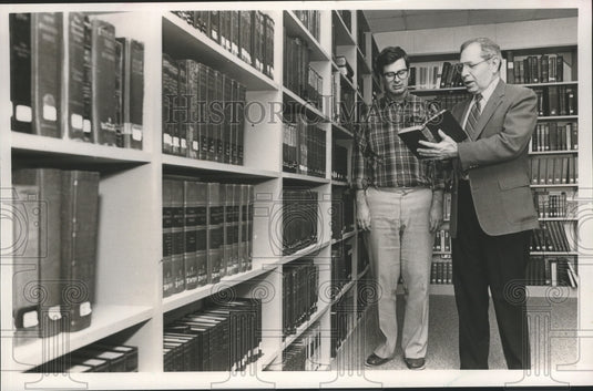 1989 Press Photo Leon Gillaspie at Southeastern Bible College library - Historic Images