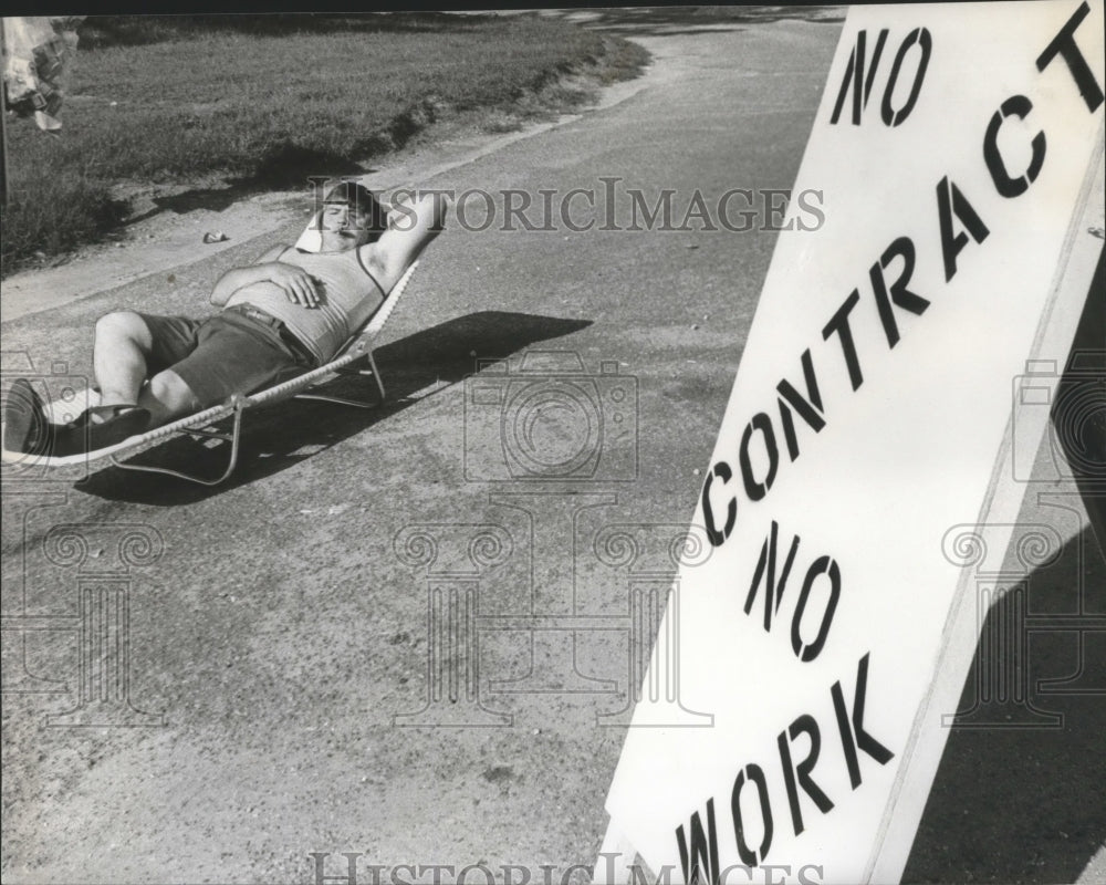 1979 Press Photo Striking worker rests at uniroyal Tire Plant, Opelika, Alabama - Historic Images