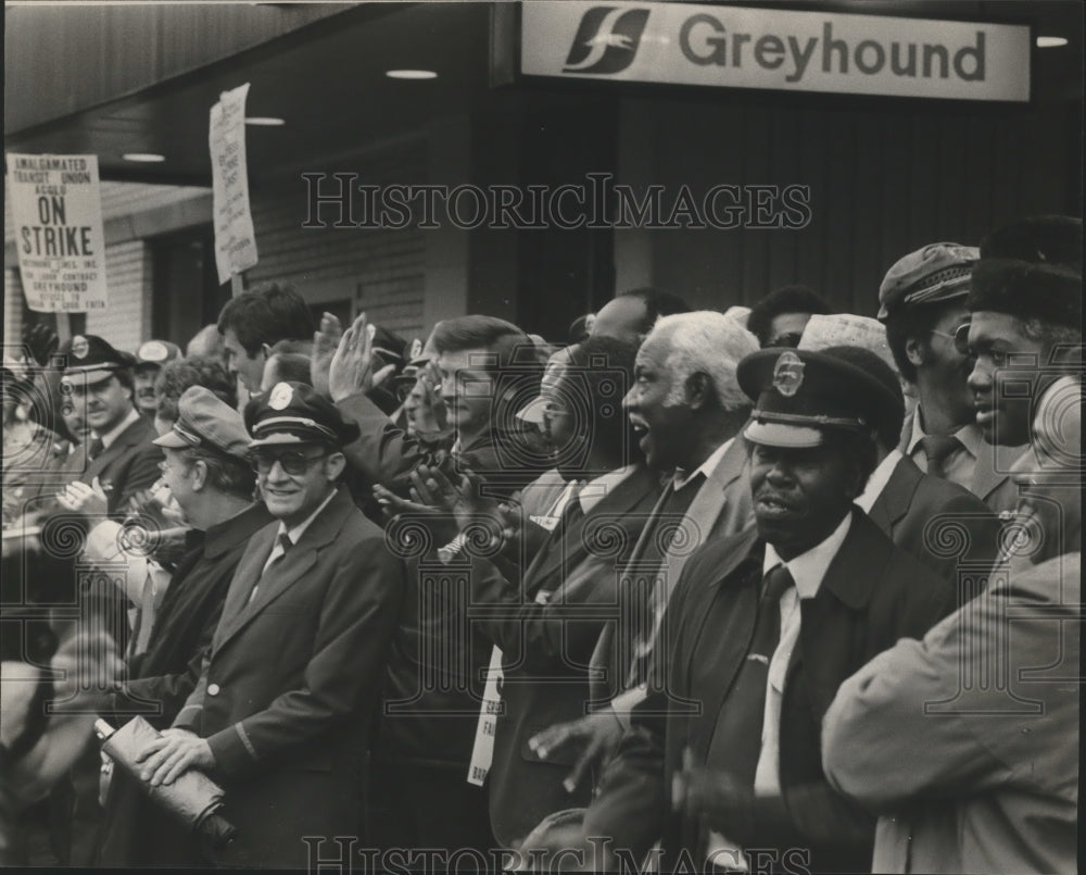 1983 Press Photo Greyhound employees demonstrate at bus terminal, Birmingham - Historic Images