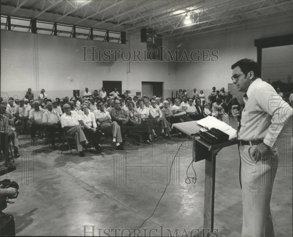 1982 Press Photo Curry, tax protester from Dallas County, speaks at hearing - Historic Images