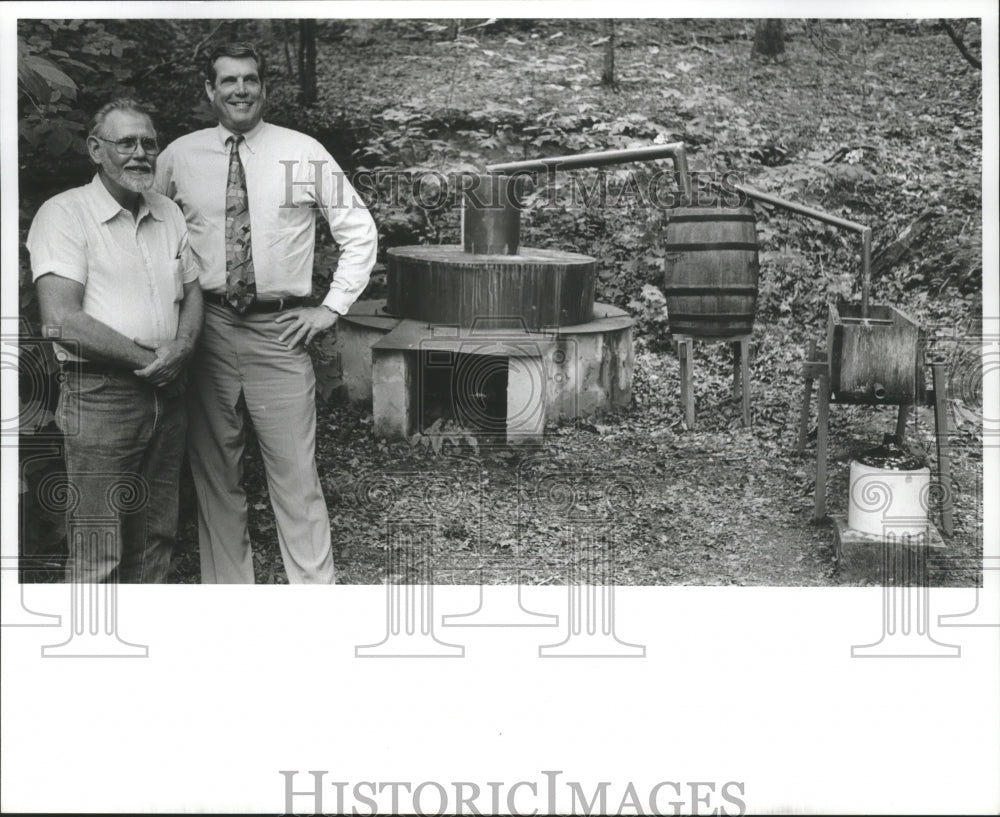 1993 Press Photo moonshine still, John Higgins & Twin Pines' Tom Scott, Alabama - Historic Images