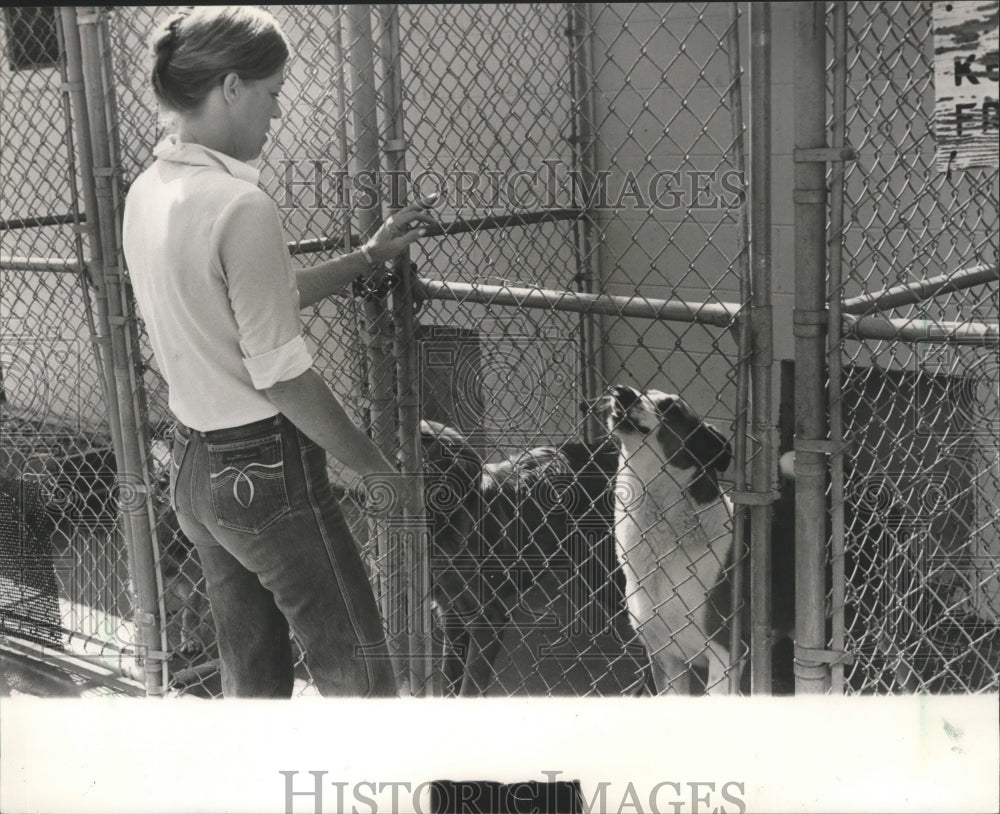 1982 Press Photo Anne Speakman checks on dogs at Shelby County Humane Society - Historic Images