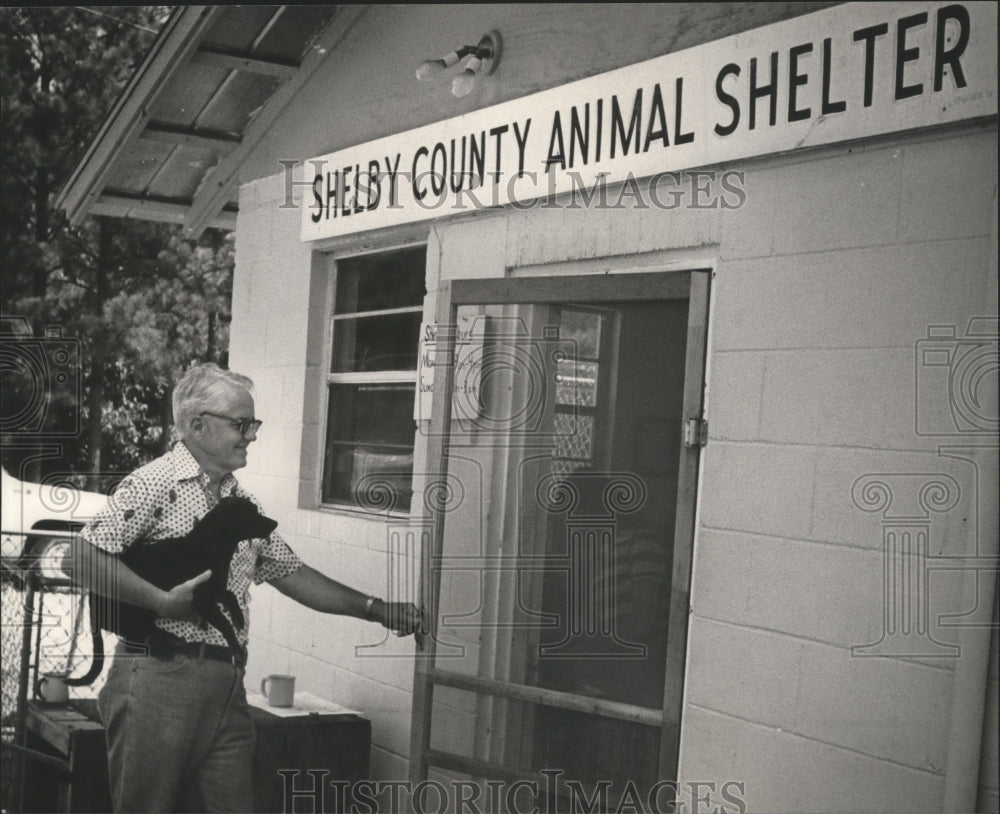 1982 Press Photo E.B. Capps takes a dog into the Shelby County Animal Shelter - Historic Images