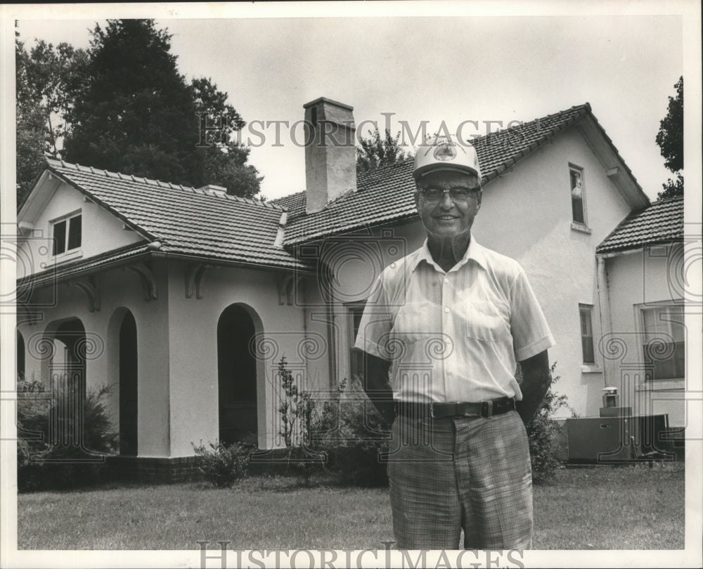 1988 Press Photo Arthur Kirby in front of his home, Sheffield, Alabama - Historic Images