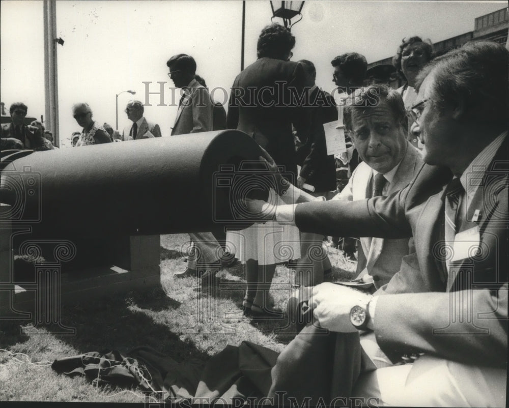 1981 Press Photo Senator Denton and Mayor Joe Smitherman look at cannon, Selma - Historic Images