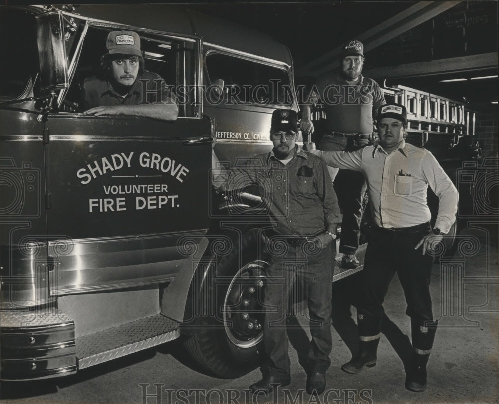 1983 Press Photo Fire fighters beside engine at Shady Grove Fire Department, AL - Historic Images