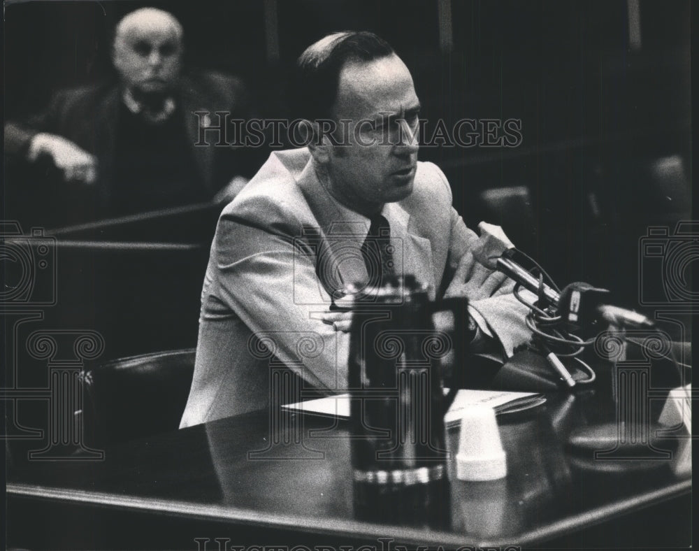 1983 Press Photo Elvin Stanton, George Wallace aide, at revenue hearing - Historic Images