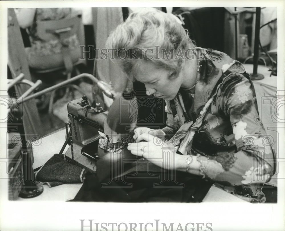 1982 Press Photo Barbara Haywood sews at Talladega School for Deaf and Blind - Historic Images