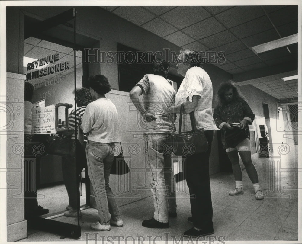 1991 Press Photo Line outside Revenue Commissioners office, Talladega, Alabama - Historic Images