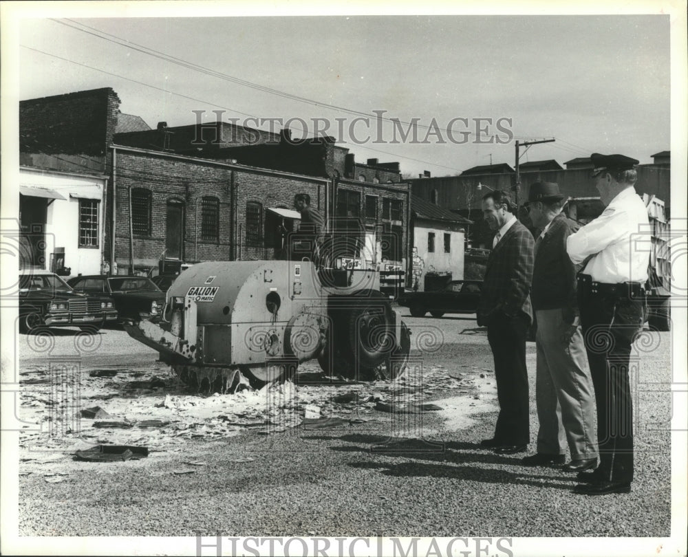 1980 Press Photo Mayor Larry Barton watches beer go down drain, Talladega, AL - Historic Images