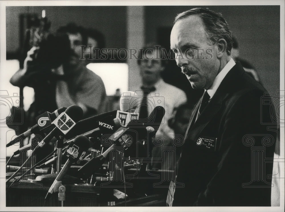 1991 Press Photo Walter Roger Scott at press conference, Talladega, Alabama - Historic Images