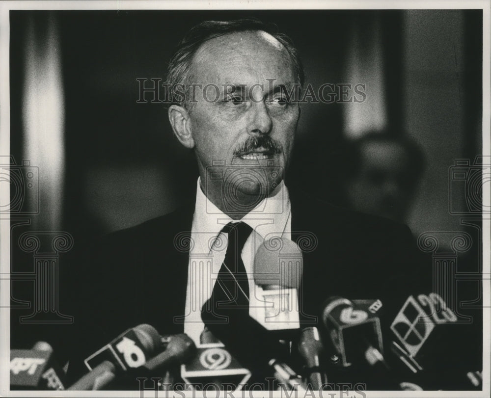1991 Press Photo Prison Warden Roger Scott at press conference, Talladega - Historic Images