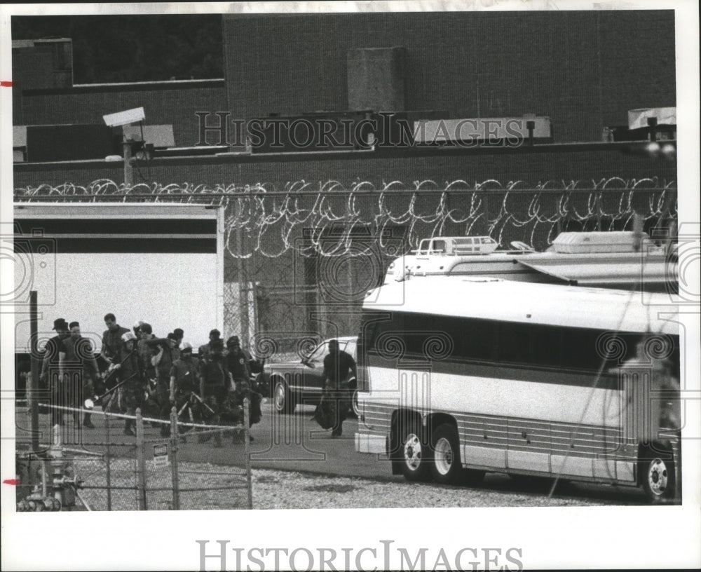 1991 Press Photo Prison special operations officers at shift change in Talladega - Historic Images