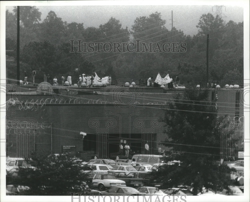 Press Photo Cuban hostage crisis. Talledega, Alabama - abna12371 - Historic Images