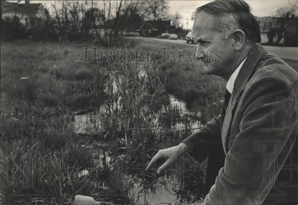 1983 Press Photo Mayor Gwin Wells at open ditch near downtown Sumiton, Alabama - Historic Images