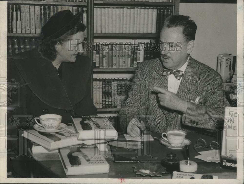 1947 Press Photo Hudson Strode, Ruth Hilleke at Smith-Hardwick Bookstore Alabama - Historic Images