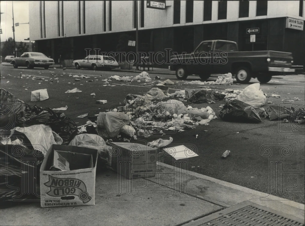 1975 Press Photo Trash on streets during strike, Birmingham, Alabama - abna12427 - Historic Images