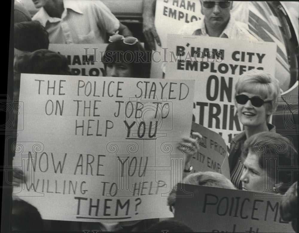 1975 Press Photo Police officers, wives join picket line at Birmingham City Hall - Historic Images