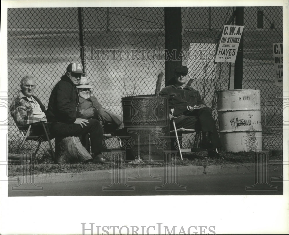 1981 Press Photo Hayes International Corp. employees on strike, BIrmingham - Historic Images