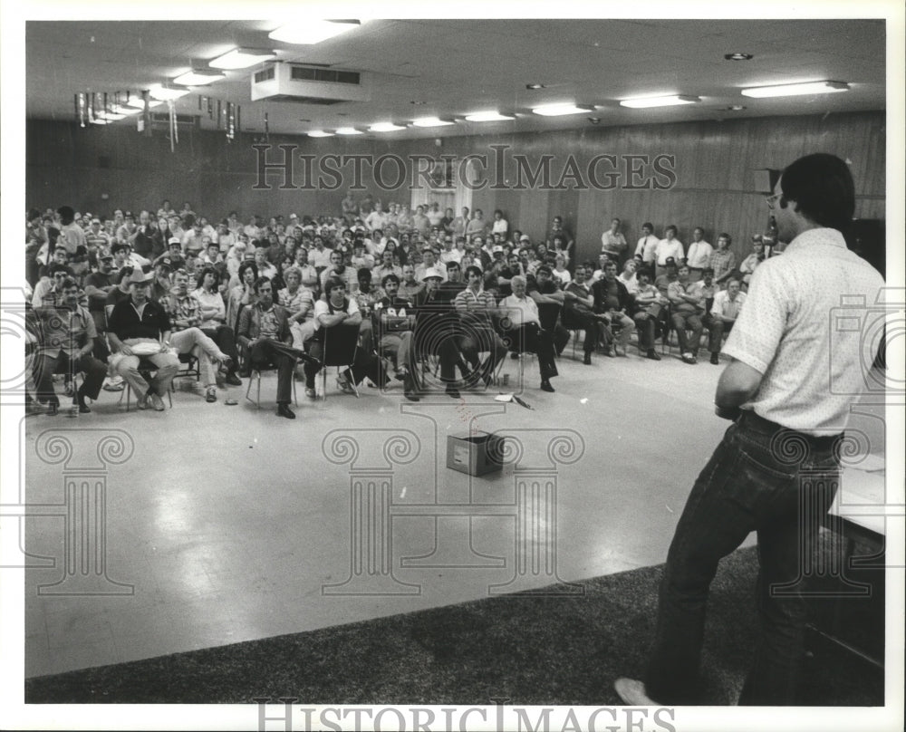 1978 Press Photo Bill Galt speaks at meeting of strikers, Birmingham, Alabama - Historic Images