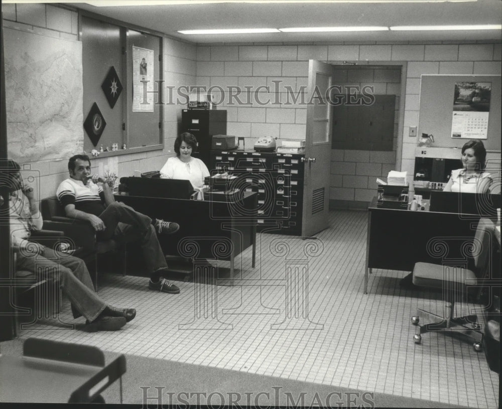 1979 Press Photo Office workers and strikers, Birmingham, Alabama - abna12440 - Historic Images