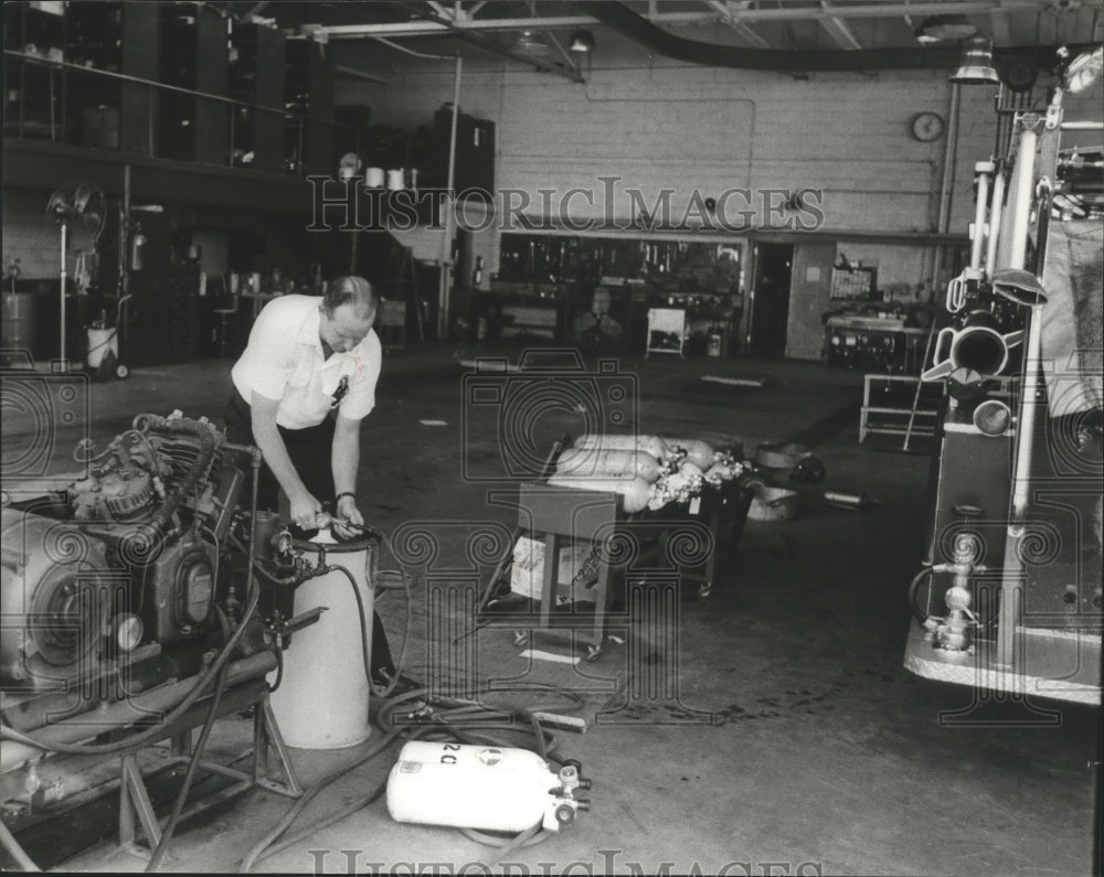 1979 Press Photo Captain Phillip Anthony works with oxygen tank, Birmingham - Historic Images