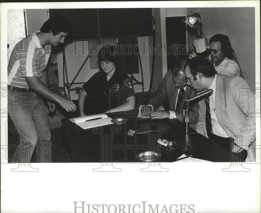 1979 Press Photo People at radio and photographer. Birmingham, Alabama - Historic Images
