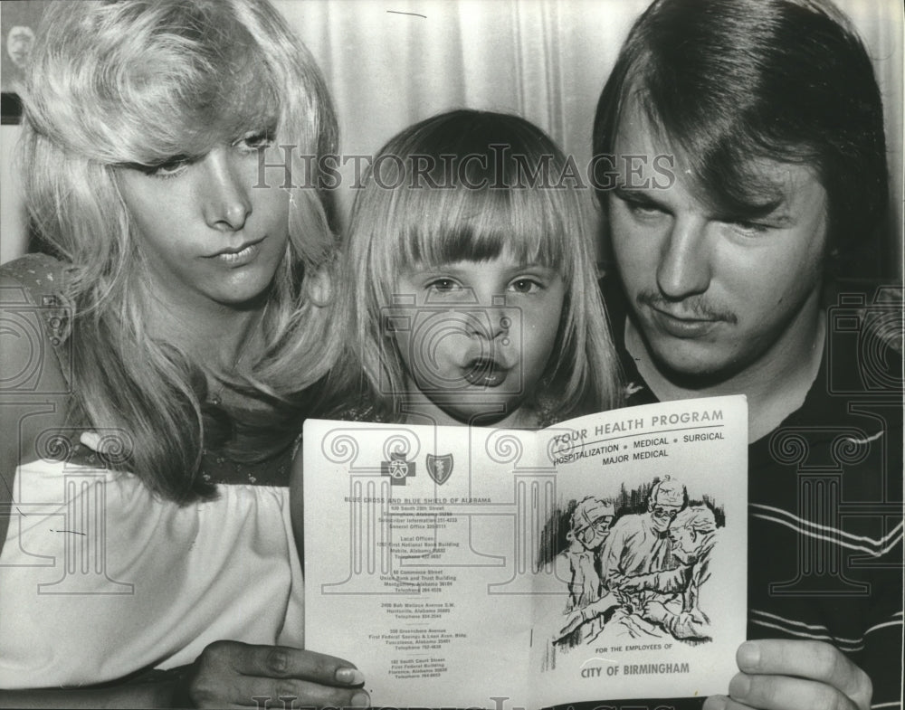 1979 Press Photo Parents and child look at "Your Health Records," Birmingham, AL - Historic Images