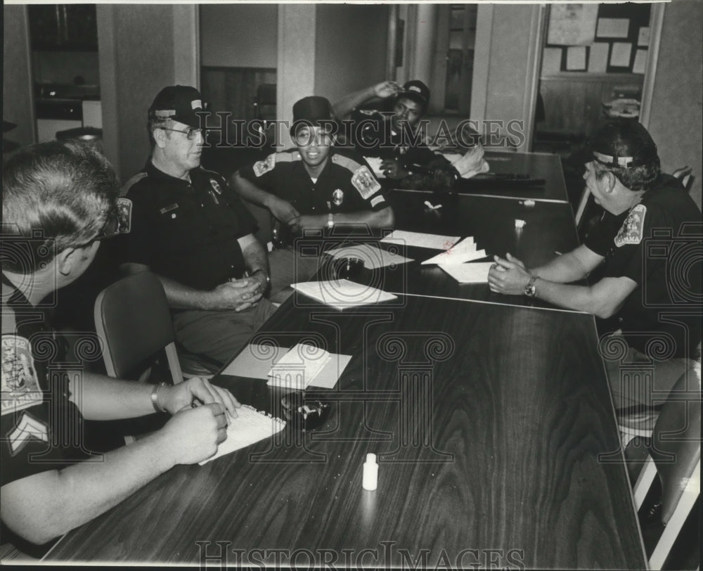 1979 Press Photo Workers talk around table, Birmingham, Alabama - abna12451 - Historic Images