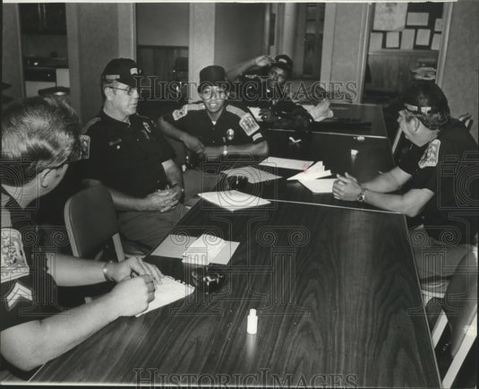 1979 Press Photo Workers talk around table, Birmingham, Alabama - abna12451 - Historic Images