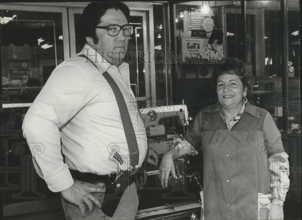 1979 Press Photo Donaldson guards Levy&#39;s Loan Company, Birmingham, Alabama - Historic Images