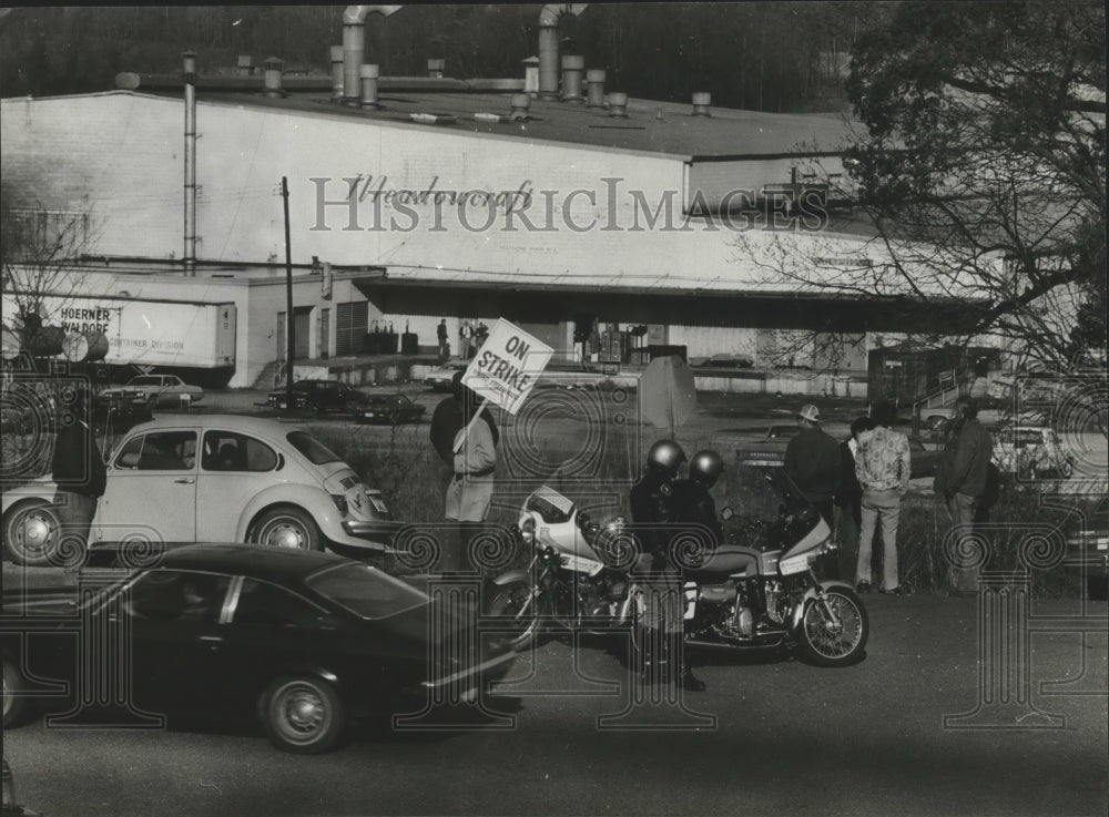 1979 Press Photo Employee on strike in front of Ornamental Iron - abna12469 - Historic Images