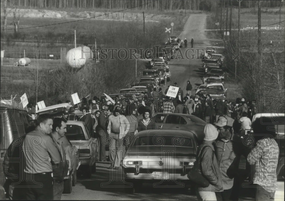 1979 Press Photo Ornamental Iron employees on strike, Birmingham, Alabama - Historic Images