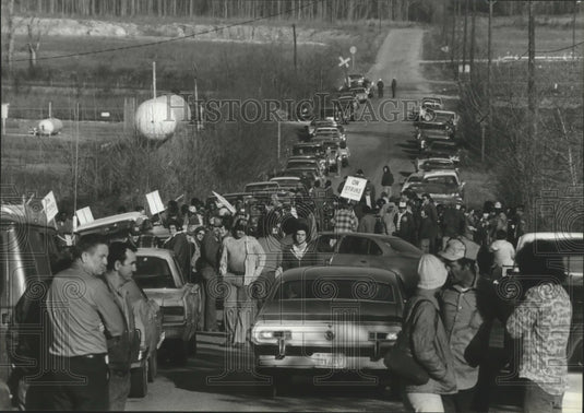 1979 Press Photo Ornamental Iron employees on strike, Birmingham, Alabama - Historic Images