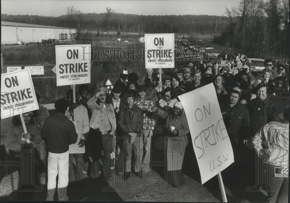 1979 Press Photo Ornamental Iron employees on strike, Birmingham, Alabama - Historic Images