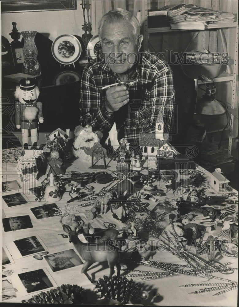 1988 Press Photo George Seibels with Christmas tree trimmings, Alabama - Historic Images
