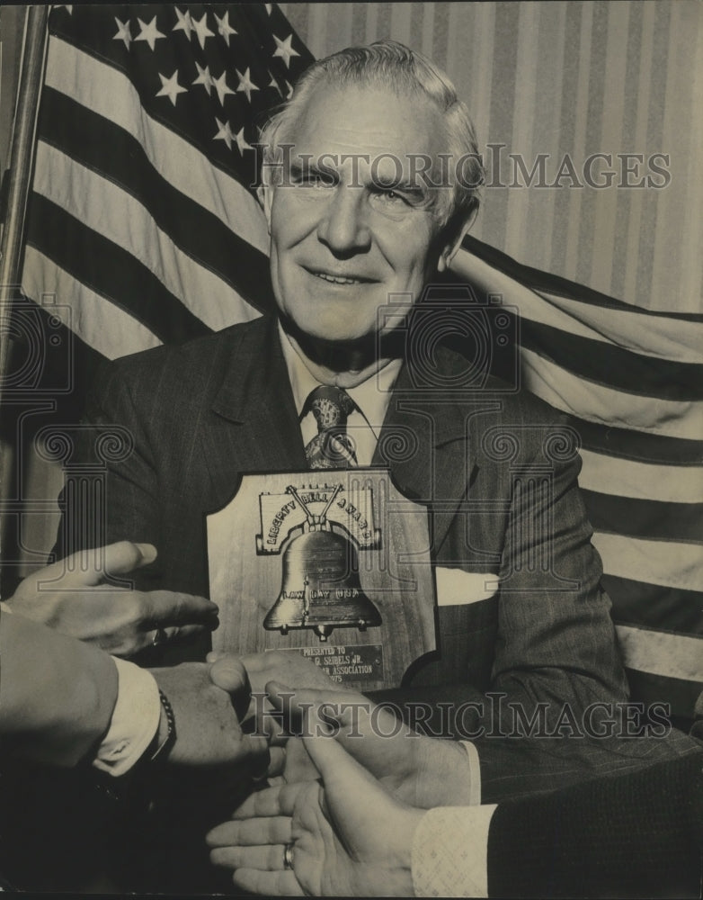 1975 Press Photo Mayor Seibels received Liberty Bell award, Birmingham, Alabama - Historic Images