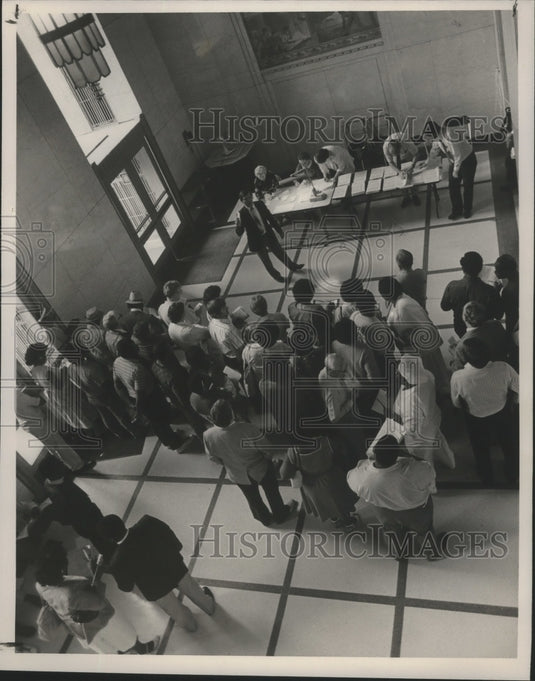 1986 Press Photo Randy Godeke, tax collector, auctions off property, Alabama - Historic Images