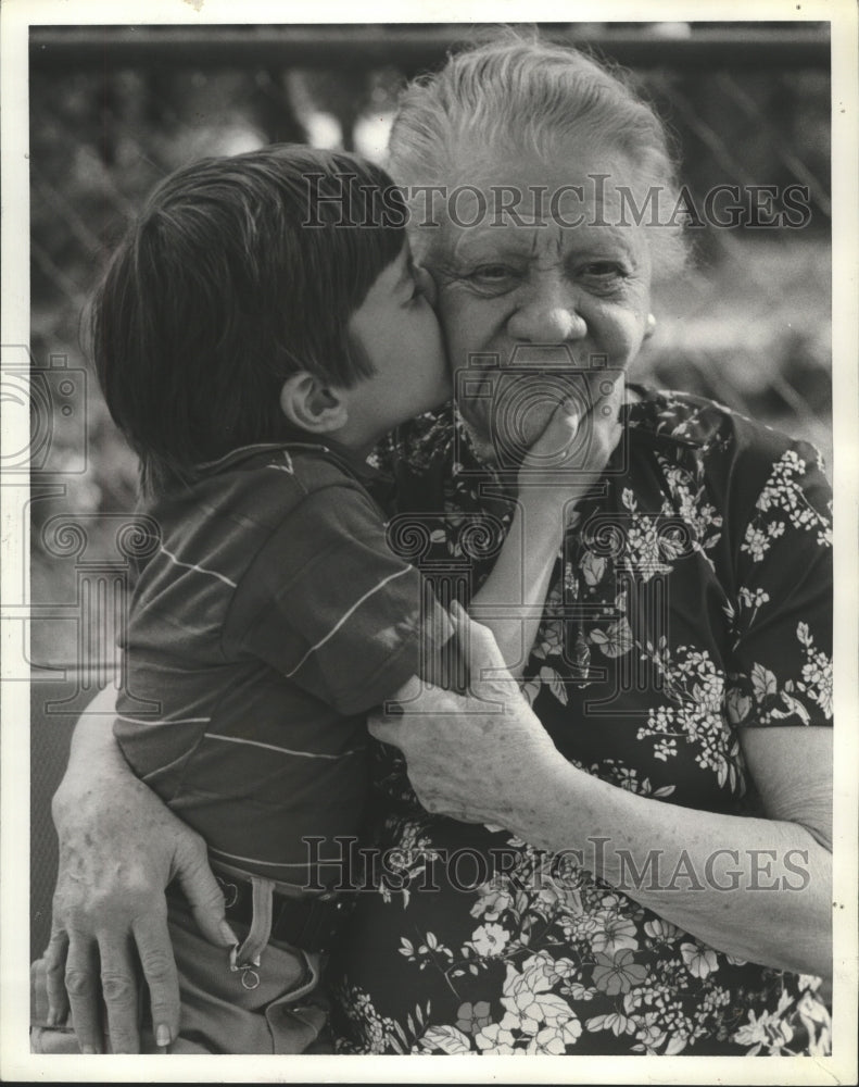 1980 Press Photo Charles Steiner and Great-Grandmother Flora Mount, Alabama - Historic Images