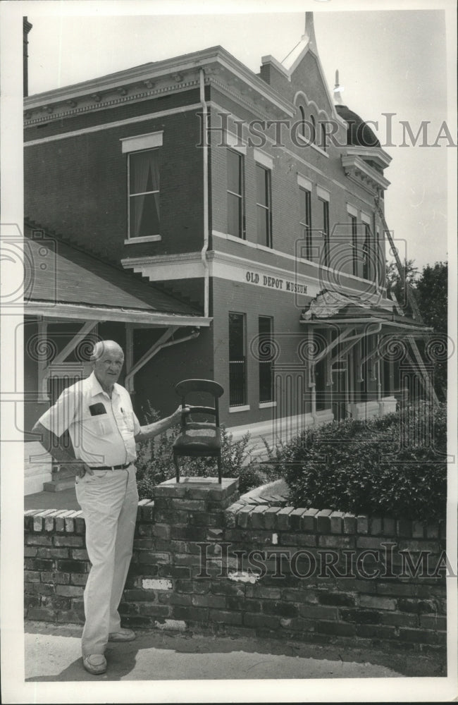 1988 Press Photo Curator Sam O'Hara at Selma, Alabama Old Depot Museum - Historic Images
