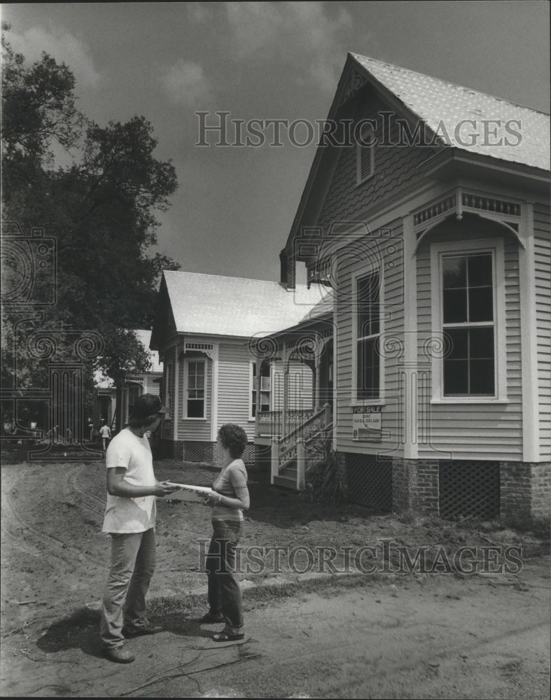 1981 Press Photo Melissa Spann and painter at Rainbow Row cottages, Selma, AL - Historic Images