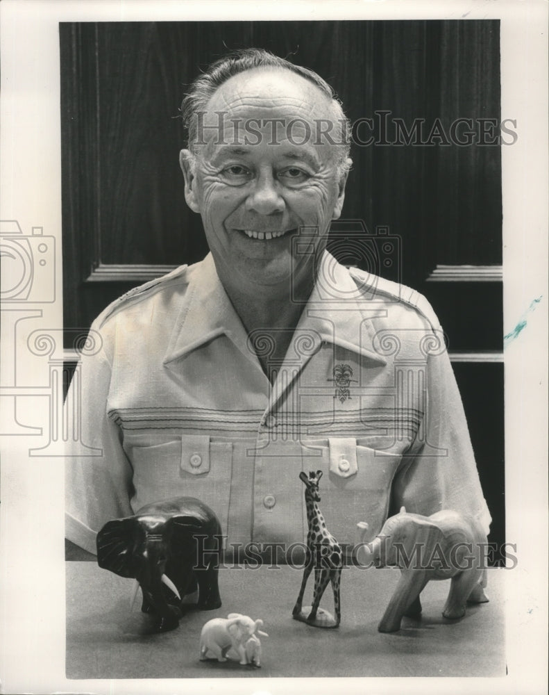 1986 Press Photo Montevallo Mayor Ralph Sears with animal replicas - abna12529 - Historic Images