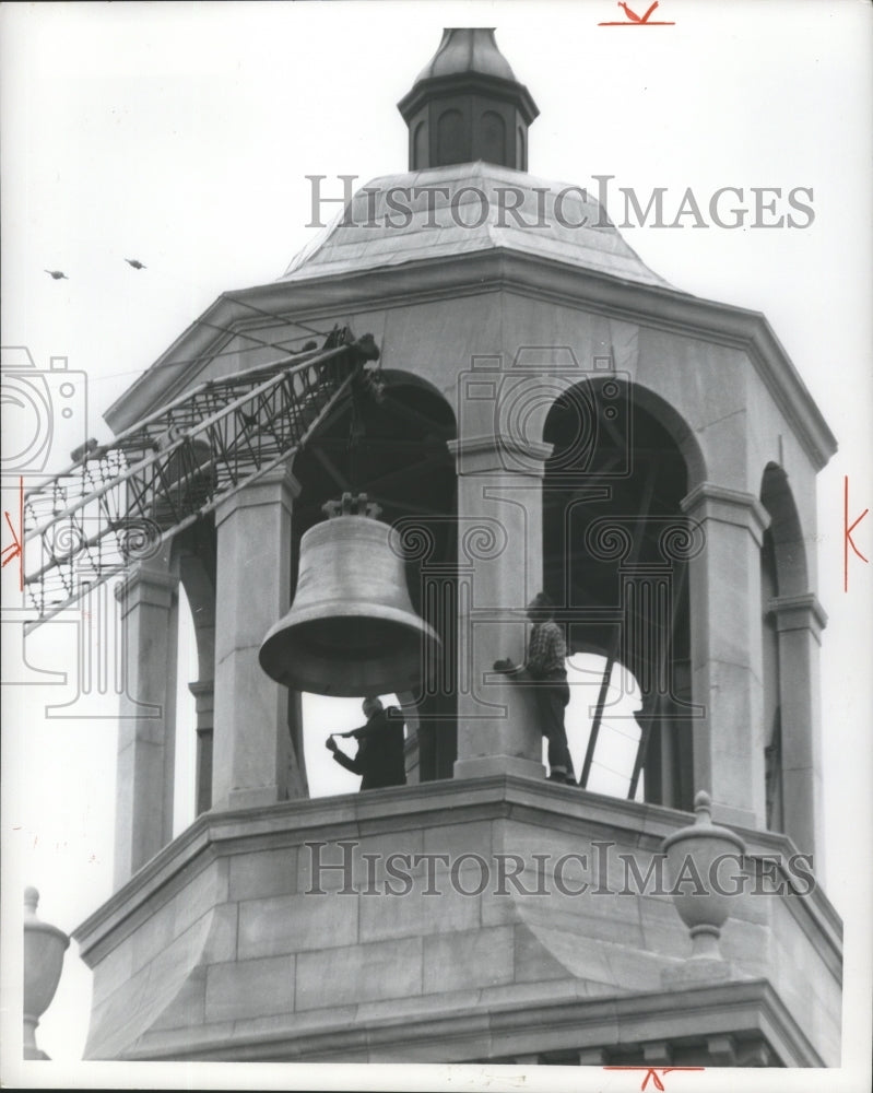 1980 Press Photo Bell installed at Samford University, Birmingham, Alabama - Historic Images
