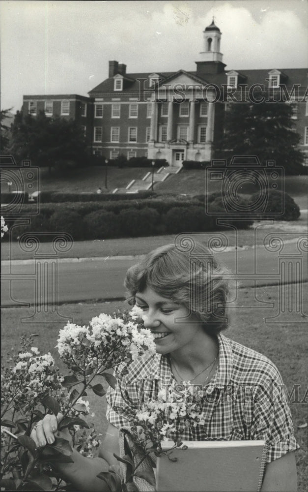 1980 Press Photo Karen Downy sniffs flowers at Samford University, Birmingham - Historic Images