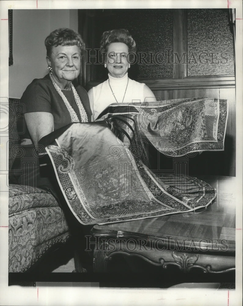 1975 Press Photo Mrs. Thuss and Dean Sizemore hold skirt, Samford University - Historic Images